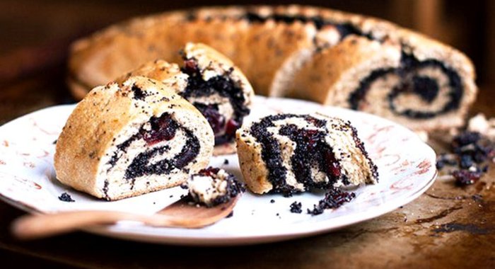 Рулет маковый с клюквой