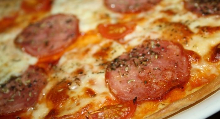 Пицца Сальчичон с помидорами черри и моцареллой