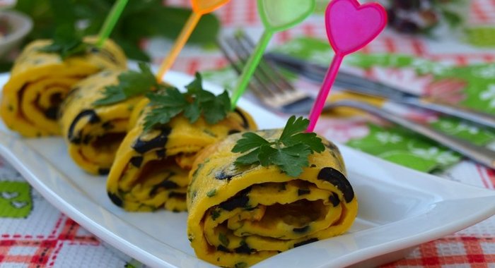 Рулет-омлет с маслинами в духовке