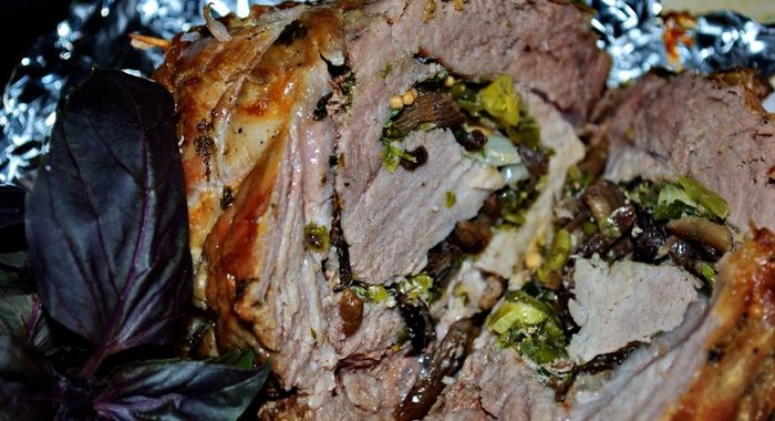 Мясной рулет с грибами и зеленью