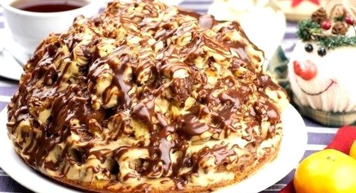 Бисквитный торт со сметанным кремов и шоколадной глазурью