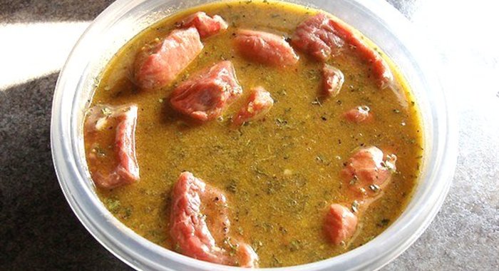 Маринад для мяса с пряными травами и лимонной цедрой