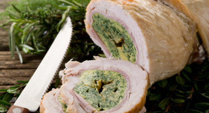 Мясные рулеты с начинкой из сыра и соуса песто