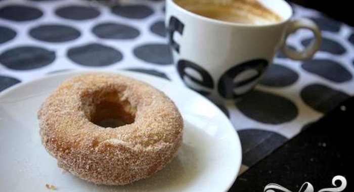 Пончики с ванильной глазурью и посыпкой