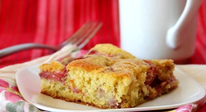 Клубничный пирог с пахтой