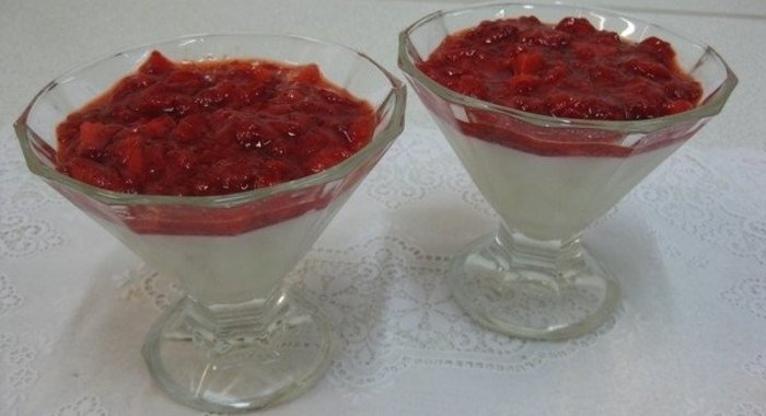 Ванильный пудинг с джемом из клубники