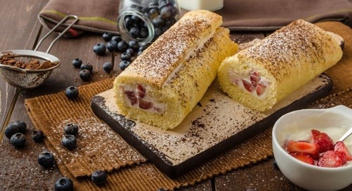 Рулет с клубникой