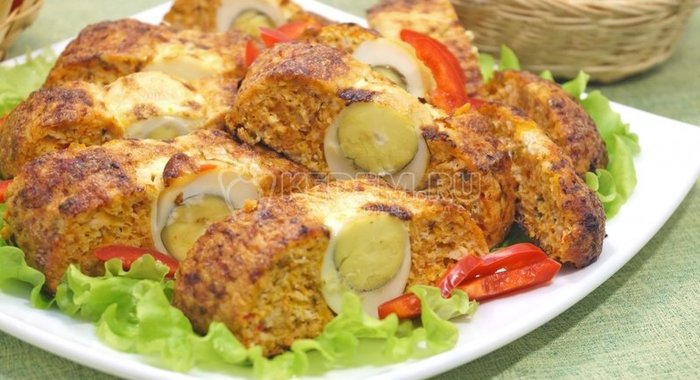 Рулет из курицы с овощами и яйцами