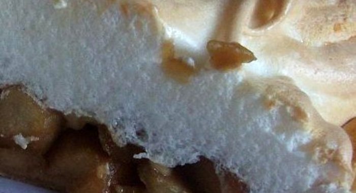 Нежный яблочный пирог с меренгой