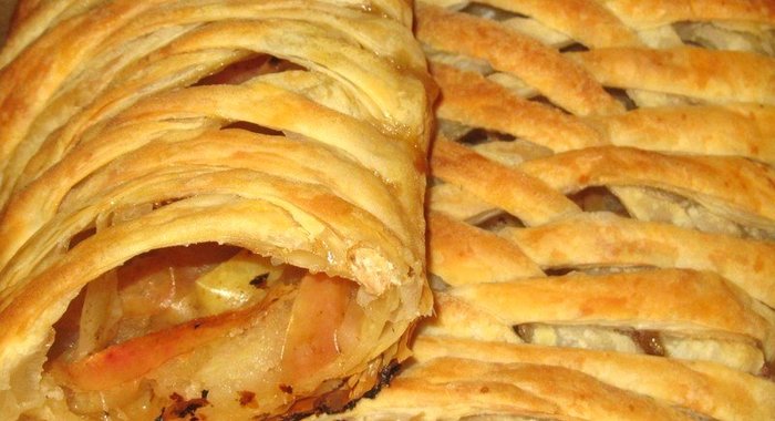 Слоеные плетенки с яблоками