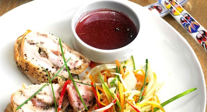 Курица с овощной лапшой и соусом из можжевельника