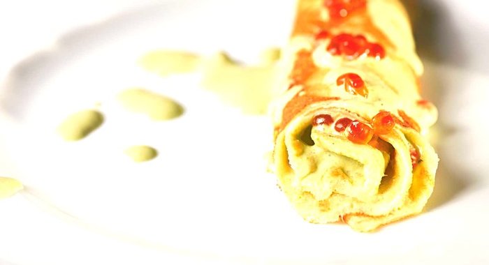 Ржаные блинчики с соусом из зеленого лука, кинзы, сметаны и красной икры