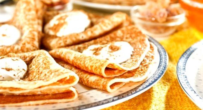 Тонкие блинчики из каштановой муки с рикоттой и медом