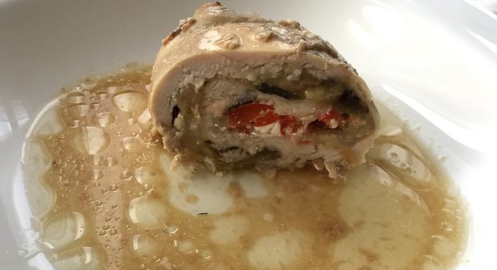 Рулетики из куриной грудки с баклажанами и перцем