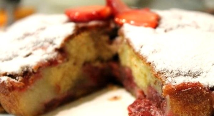 Клубничный пирог с заливкой