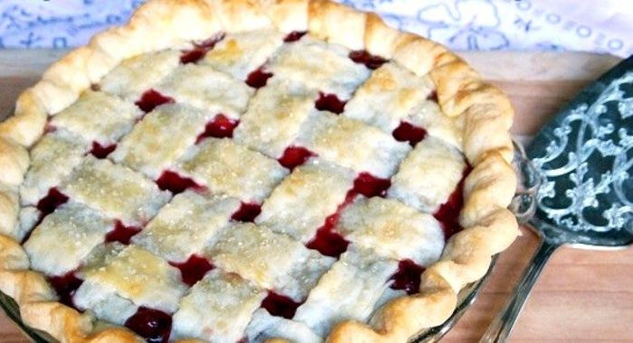 Пирог с вишней из песочного теста