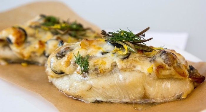 Филе судака под сливочно-грибной корочкой