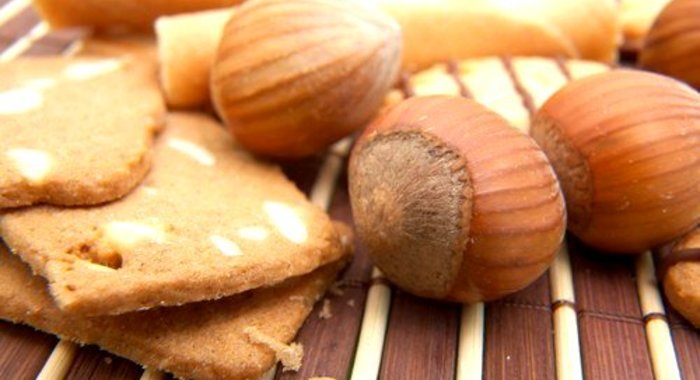 Медовое печенье с корицей и лесными орехами