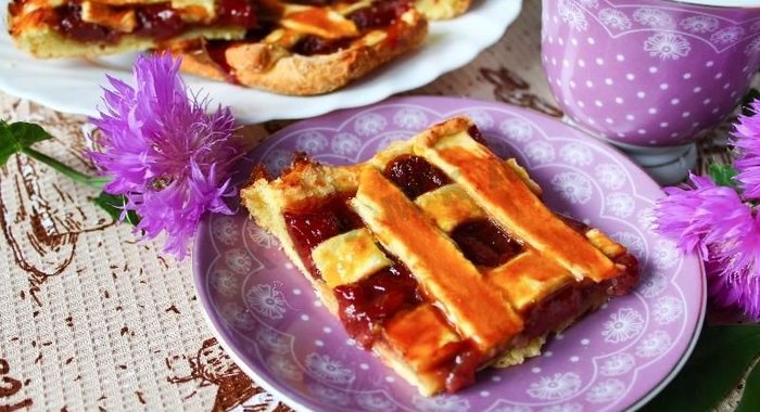 Пирог с клубничным вареньем