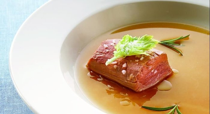 Молочная телятина в крепком бульоне с травами