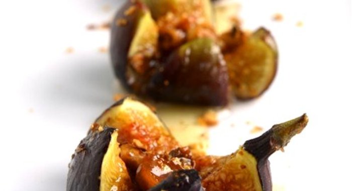 Жареный инжир с сыром горгонзола и медово-уксусным соусом