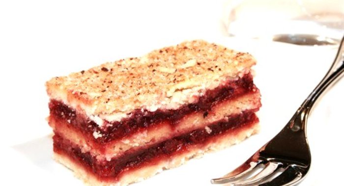 Бисквит с кремом из малины и маскарпоне