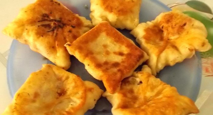 Конвертики с копчёной колбасой и творогом