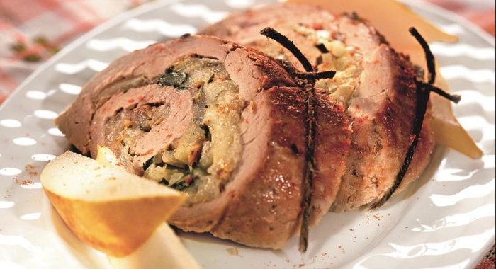 Рулет из свинины с грушами и сыром
