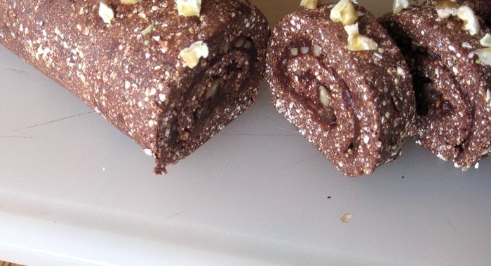 Шоколадный рулет с грецкими орехами