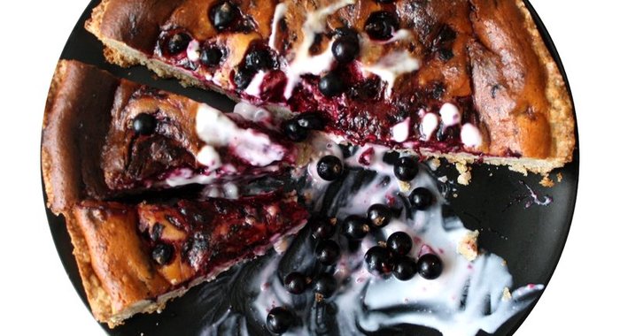 Творожный пирог с черной смородиной