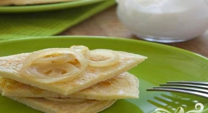 Гороховые блины с луком