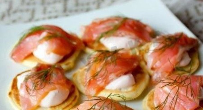 Мини-блинчики с лососем и острым кремом