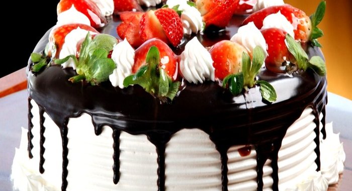 Праздничный торт с клубникой