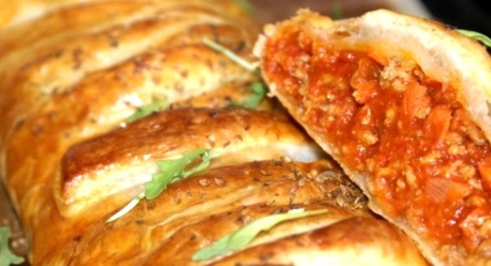 Пирог слоеный с мясом