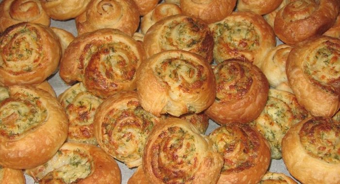 Завитушки из слоеного теста