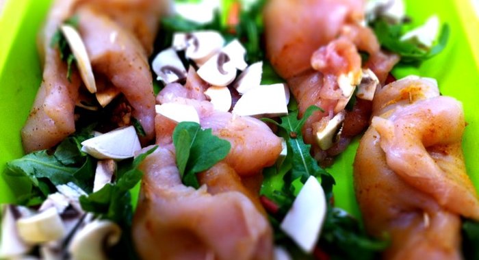 Куриные рулеты с вялеными томатами, спаржей и рукколой