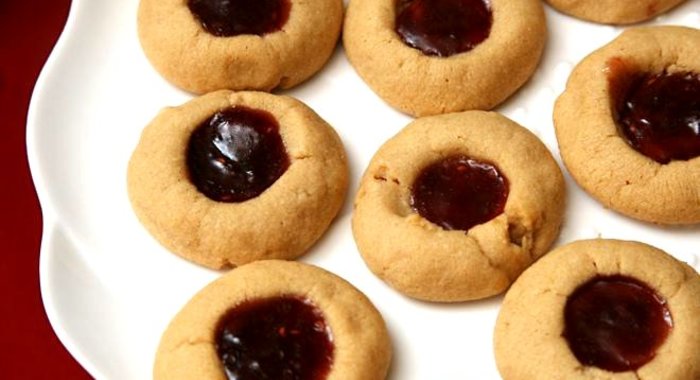 Печенье с вареньем и арахисом