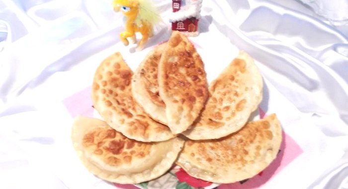 Сочни с яблоком и сахаром