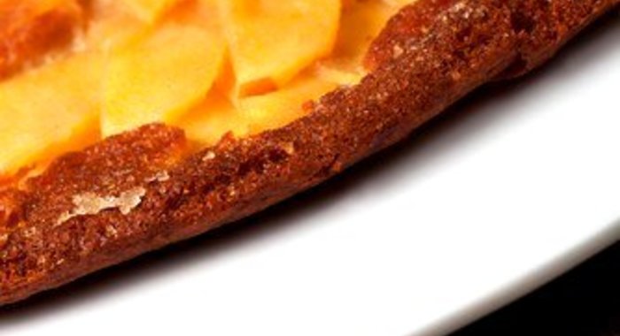 Тарт с карамелизованными яблоками