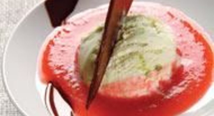 Фисташковое мороженое с шоколадным чипсом и соусом из малины