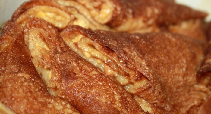 Блинчики с творогом и курагой, томленые со сливочным маслом