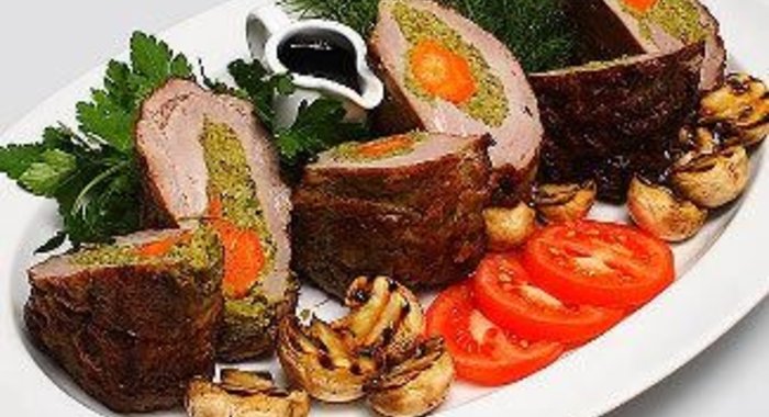 Рулет из говядины с овощами и черным соусом