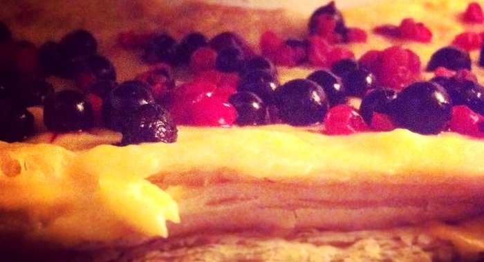 Слоеный торт с ягодами