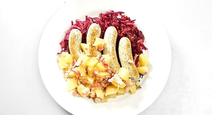 Тушеные мюнхенские колбаски с картофелем в немецком стиле