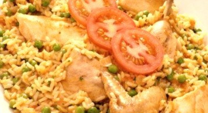 Куриные ножки с шафраном, рисом и зеленым горошком