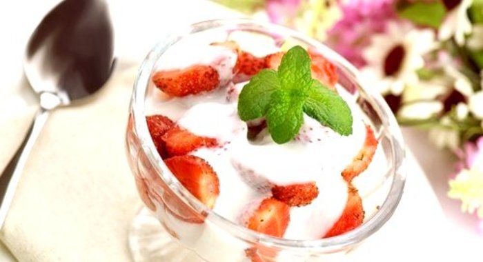 Клубника с мятным йогуртом