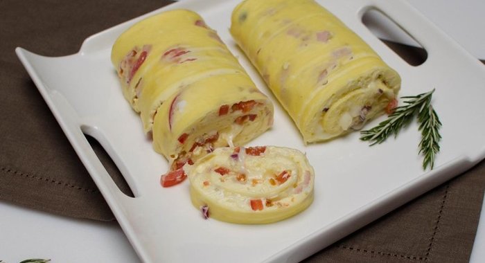Рулет из омлета с сыром