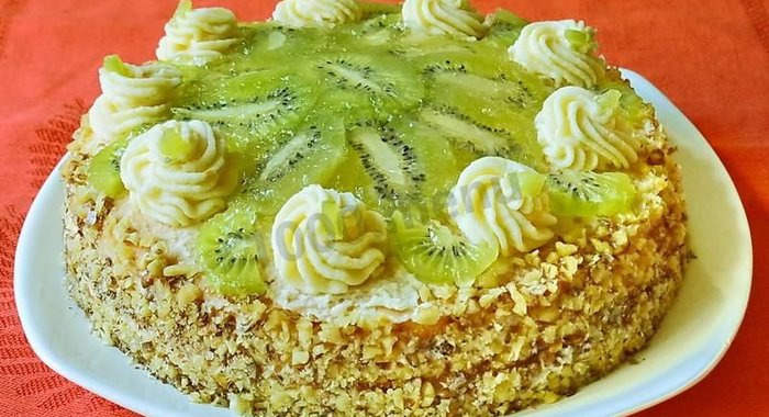 Бисквитный торт с киви