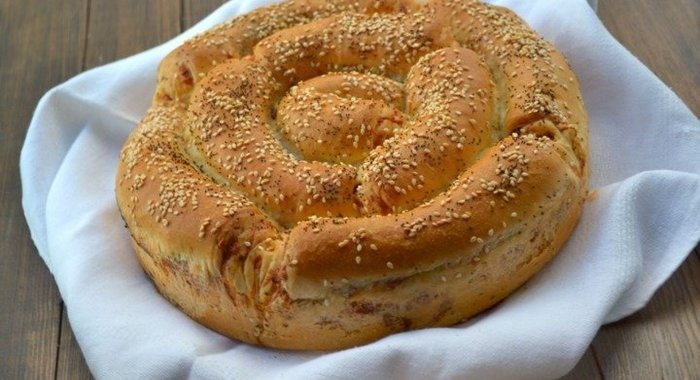Порционный пирог с сыром и колбасой
