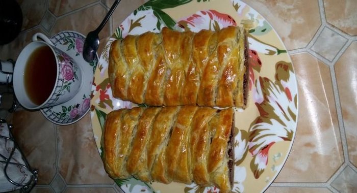 Рулет из слоеного теста с шоколадом и орехами